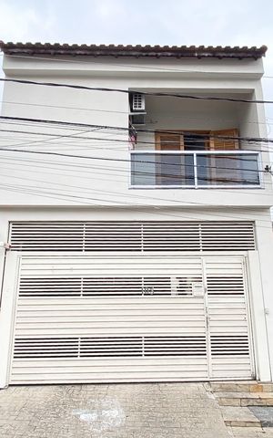 Casa à venda com 105m², 3 quartos e 2 vagas Casa à venda com 105m², 3 quartos e 2 vagasFachada