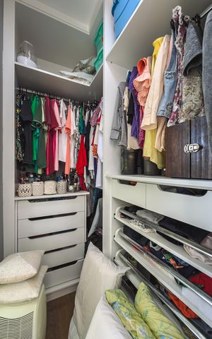 Casa de condomínio à venda com 150m², 3 quartos e 3 vagas Casa de condomínio à venda com 150m², 3 quartos e 3 vagasCloset