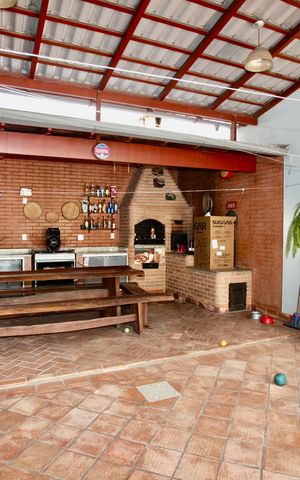 Casa à venda com 200m², 3 quartos e 8 vagas Casa à venda com 200m², 3 quartos e 8 vagasÁrea gourmet