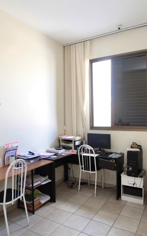 Casa à venda com 200m², 3 quartos e 8 vagas Casa à venda com 200m², 3 quartos e 8 vagasQuarto 1