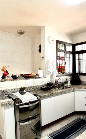 Casa à venda com 200m², 3 quartos e 8 vagas Casa à venda com 200m², 3 quartos e 8 vagasCozinha e Área de Serviço