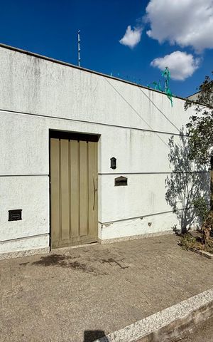 Casa à venda com 200m², 3 quartos e 8 vagas Casa à venda com 200m², 3 quartos e 8 vagasFachada