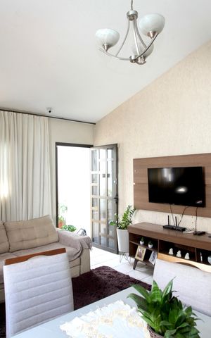 Casa à venda com 200m², 3 quartos e 8 vagas Casa à venda com 200m², 3 quartos e 8 vagasSala