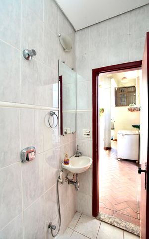 Casa à venda com 200m², 3 quartos e 8 vagas Casa à venda com 200m², 3 quartos e 8 vagasLavabo