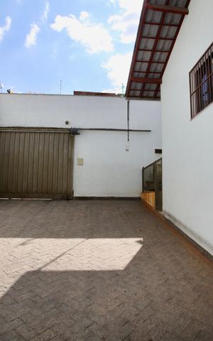 Casa à venda com 200m², 3 quartos e 8 vagas Casa à venda com 200m², 3 quartos e 8 vagasGaragem