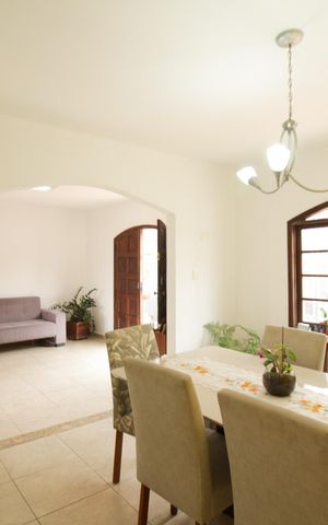 Casa à venda com 203m², 3 quartos e 2 vagas Casa à venda com 203m², 3 quartos e 2 vagasSala