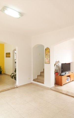 Casa à venda com 203m², 3 quartos e 2 vagas Casa à venda com 203m², 3 quartos e 2 vagasSala