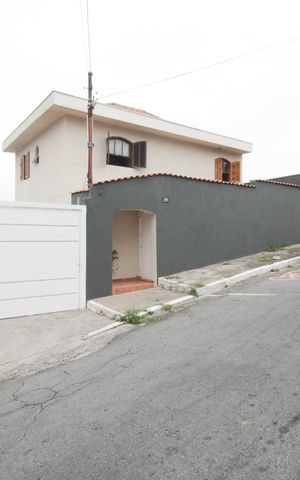 Casa à venda com 203m², 3 quartos e 2 vagas Casa à venda com 203m², 3 quartos e 2 vagasFachada