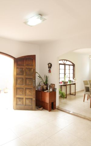 Casa à venda com 203m², 3 quartos e 2 vagas Casa à venda com 203m², 3 quartos e 2 vagasSala