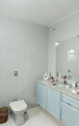 Casa à venda com 203m², 3 quartos e 2 vagas Casa à venda com 203m², 3 quartos e 2 vagasBanheiro