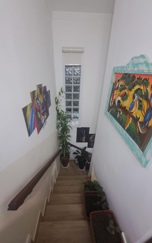 Casa de condomínio para alugar com 163m², 2 quartos e 3 vagas Casa de condomínio para alugar com 163m², 2 quartos e 3 vagasEscada