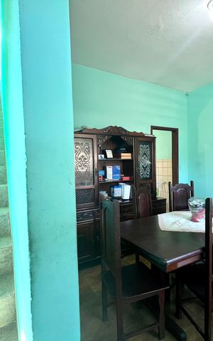 Casa à venda com 360m², 2 quartos e 1 vaga Casa à venda com 360m², 2 quartos e 1 vagaEscada