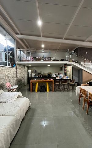 Casa de condomínio à venda com 310m², 4 quartos e 2 vagas Casa de condomínio à venda com 310m², 4 quartos e 2 vagasSala