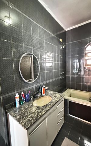 Casa à venda com 144m², 3 quartos e 2 vagas Casa à venda com 144m², 3 quartos e 2 vagasBanheiro
