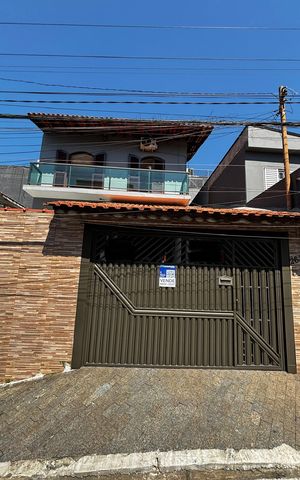 Casa à venda com 144m², 3 quartos e 2 vagas Casa à venda com 144m², 3 quartos e 2 vagasFachada