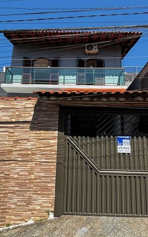 Casa à venda com 144m², 3 quartos e 2 vagas Casa à venda com 144m², 3 quartos e 2 vagasFachada