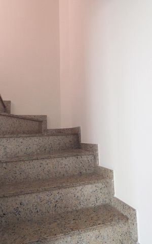 Casa de condomínio à venda com 94m², 2 quartos e 1 vagaEscada
