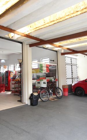 Casa à venda com 290m², 3 quartos e 4 vagas Casa à venda com 290m², 3 quartos e 4 vagasFachada