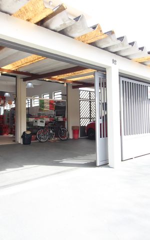 Casa à venda com 290m², 3 quartos e 4 vagas Casa à venda com 290m², 3 quartos e 4 vagasFachada