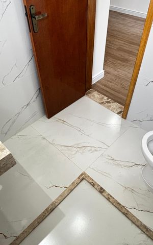 Casa de condomínio à venda com 100m², 3 quartos e 2 vagas Casa de condomínio à venda com 100m², 3 quartos e 2 vagasBanheiro da Suíte