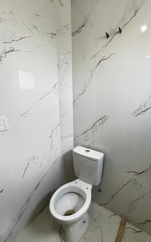 Casa de condomínio à venda com 100m², 3 quartos e 2 vagas Casa de condomínio à venda com 100m², 3 quartos e 2 vagasBanheiro da Suíte