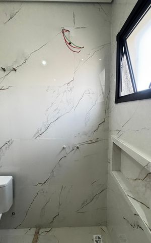 Casa de condomínio à venda com 100m², 3 quartos e 2 vagas Casa de condomínio à venda com 100m², 3 quartos e 2 vagasBanheiro da Suíte