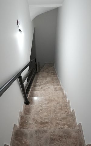 Casa à venda com 96m², 3 quartos e 2 vagasEscada