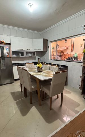 Casa à venda com 240m², 3 quartos e 2 vagas
