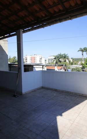 Casa à venda com 230m², 6 quartos e 1 vagaÁrea de Serviço