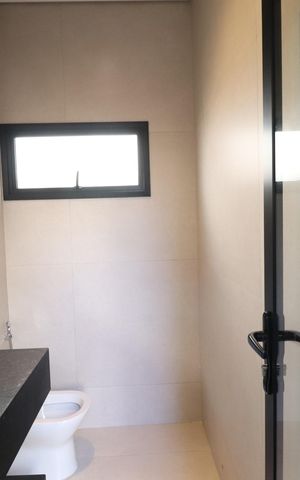 Casa de condomínio para alugar com 238m², 3 quartos e 2 vagasBanheiro Social