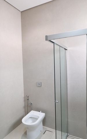 Casa de condomínio para alugar com 238m², 3 quartos e 2 vagasBanheiro do Quarto 1