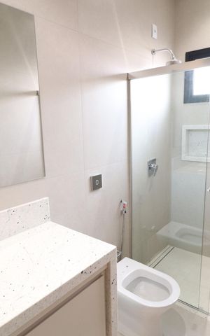 Casa de condomínio para alugar com 238m², 3 quartos e 2 vagasBanheiro do Quarto 2