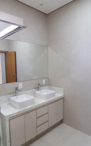 Casa de condomínio para alugar com 238m², 3 quartos e 2 vagasBanheiro do Quarto 1