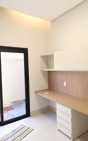Casa de condomínio para alugar com 238m², 3 quartos e 2 vagasEscritório