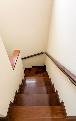 Casa à venda com 125m², 3 quartos e 2 vagasEscada