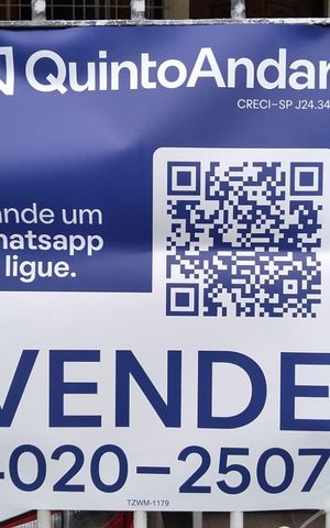 Casa à venda com 240m², 4 quartos e 2 vagas Casa à venda com 240m², 4 quartos e 2 vagasFachada