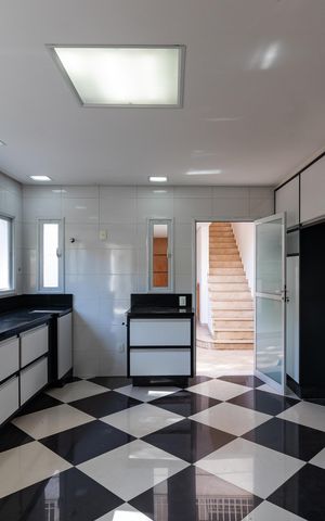 Casa para alugar com 430m², 4 quartos e 4 vagas Casa para alugar com 430m², 4 quartos e 4 vagasCozinha