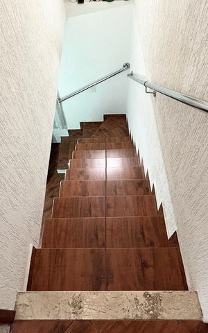 Casa à venda com 170m², 5 quartos e 2 vagasCasa 2 - Escada