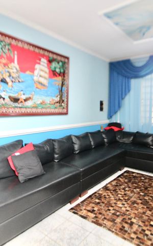 Casa à venda com 400m², 3 quartos e 2 vagas Casa à venda com 400m², 3 quartos e 2 vagasSala
