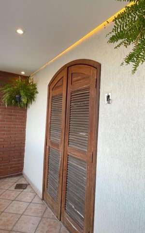 Casa à venda com 240m², 3 quartos e 3 vagas Casa à venda com 240m², 3 quartos e 3 vagasVaranda