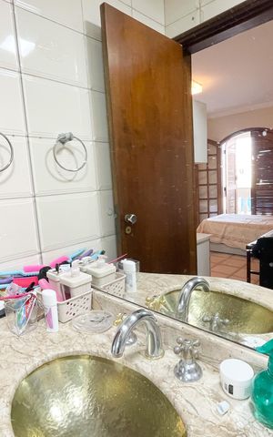 Casa à venda com 240m², 3 quartos e 3 vagas Casa à venda com 240m², 3 quartos e 3 vagasBanheiro