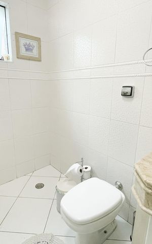 Casa à venda com 240m², 3 quartos e 3 vagas Casa à venda com 240m², 3 quartos e 3 vagasBanheiro