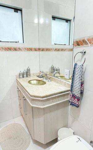 Casa à venda com 240m², 3 quartos e 3 vagas Casa à venda com 240m², 3 quartos e 3 vagasBanheiro