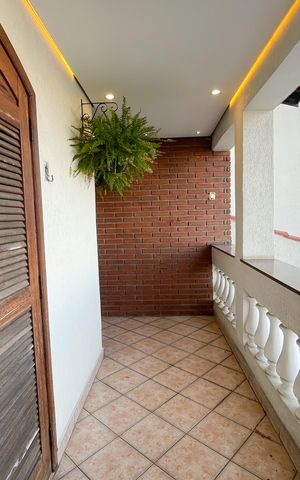 Casa à venda com 240m², 3 quartos e 3 vagas Casa à venda com 240m², 3 quartos e 3 vagasVaranda