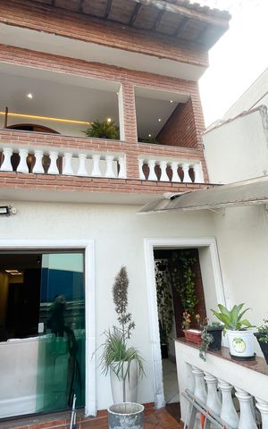 Casa à venda com 240m², 3 quartos e 3 vagas Casa à venda com 240m², 3 quartos e 3 vagasQuintal