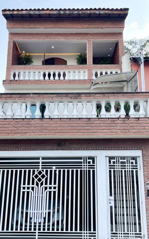Casa à venda com 240m², 3 quartos e 3 vagas Casa à venda com 240m², 3 quartos e 3 vagasFachada