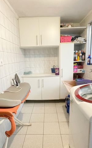 Casa à venda com 240m², 3 quartos e 3 vagas Casa à venda com 240m², 3 quartos e 3 vagasÁrea de Serviço