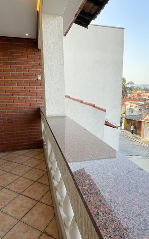 Casa à venda com 240m², 3 quartos e 3 vagas Casa à venda com 240m², 3 quartos e 3 vagasVaranda