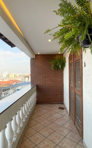 Casa à venda com 240m², 3 quartos e 3 vagas Casa à venda com 240m², 3 quartos e 3 vagasVaranda