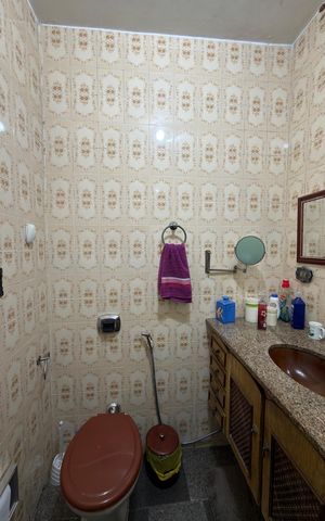 Casa à venda com 238m², 3 quartos e 3 vagas Casa à venda com 238m², 3 quartos e 3 vagasBanheiro Social